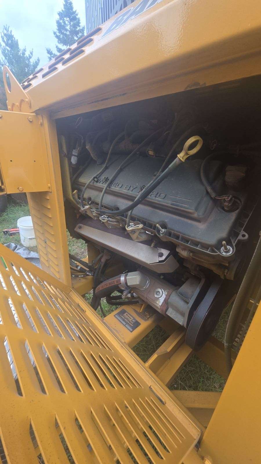 Engine and hydraulic pump compartment on a wood chipper