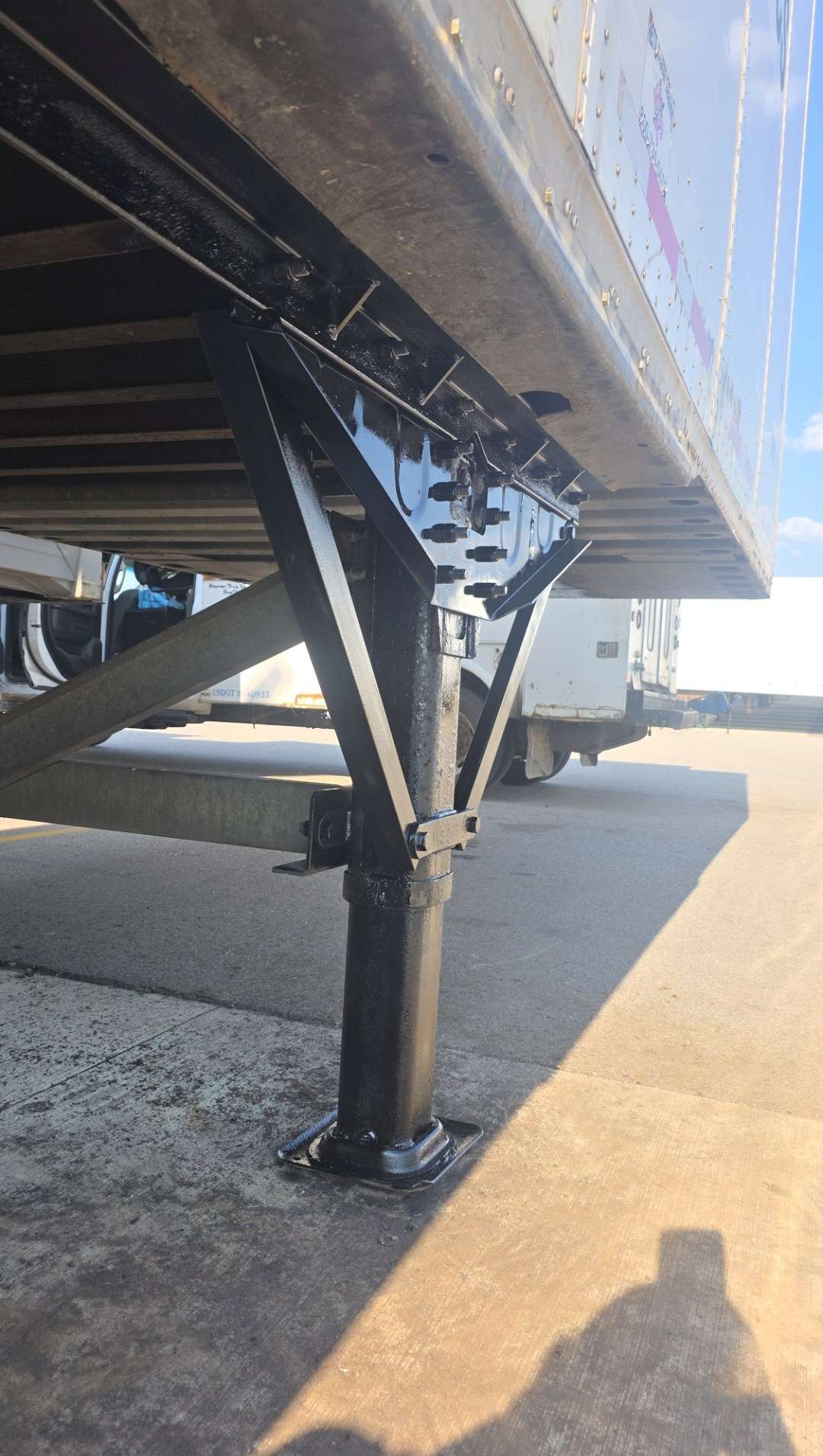 Semi-trailer landing gear after replacement