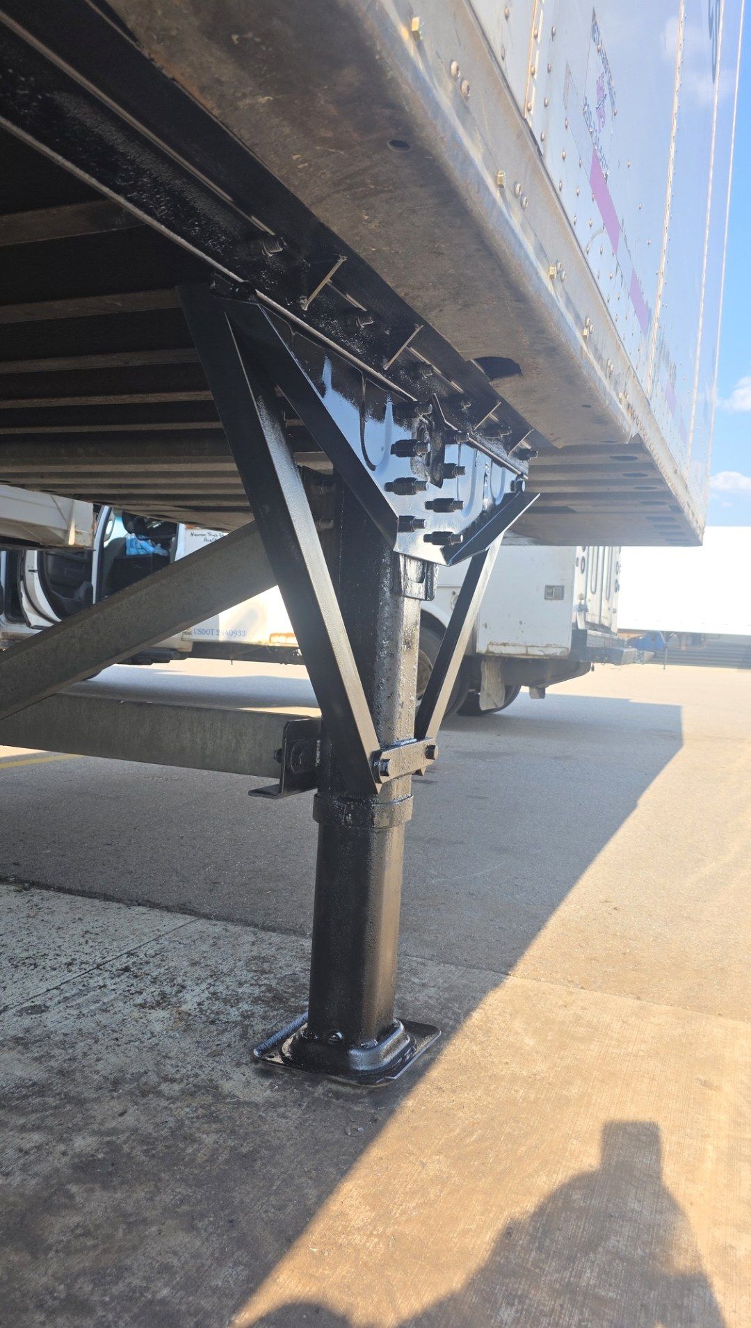Semi-trailer landing gear after replacement