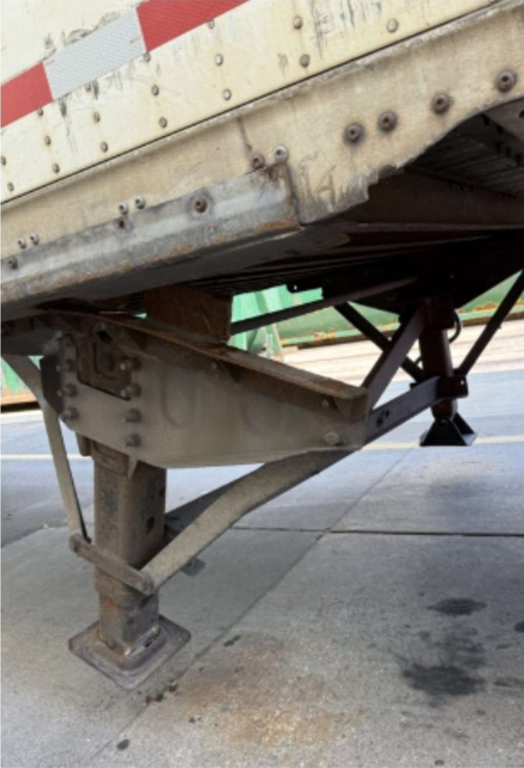 Worn semi-trailer landing gear before repair